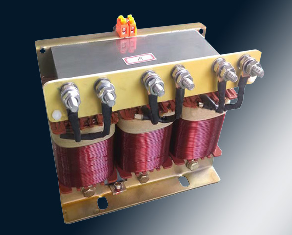 TKSG/TKDG濾波電抗器通過(guò)的是交流電流，它與濾波電容器串聯(lián)使用，組成諧振電路，使其在規(guī)定的頻率點(diǎn)上諧振，濾指定的高次諧波；同時(shí)還可實(shí)玖電力系統(tǒng)的無(wú)功補(bǔ)償和…